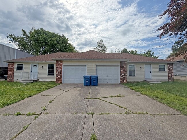 Building Photo - S. Market Duplex Unit 311
