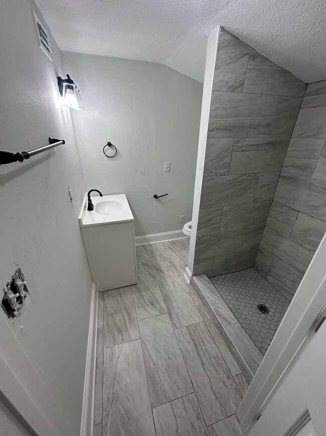 Photo - 1335 W 9th St
