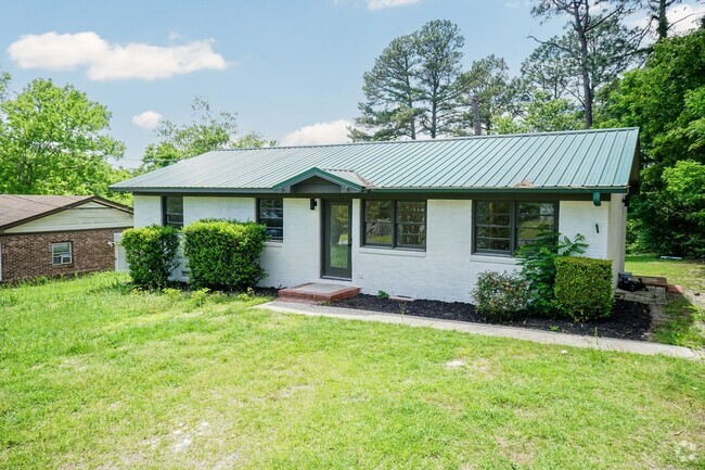 Building Photo - Four Bedroom Home!