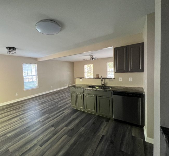 Photo - 4712 Silverdene St