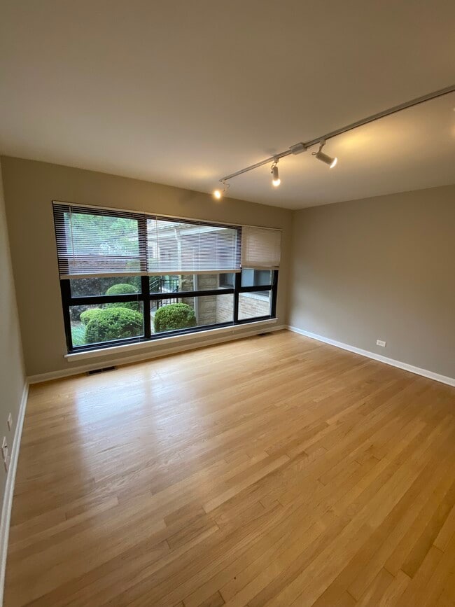 Second Floor Living Room - 1942 Linden Ave Unit 2D