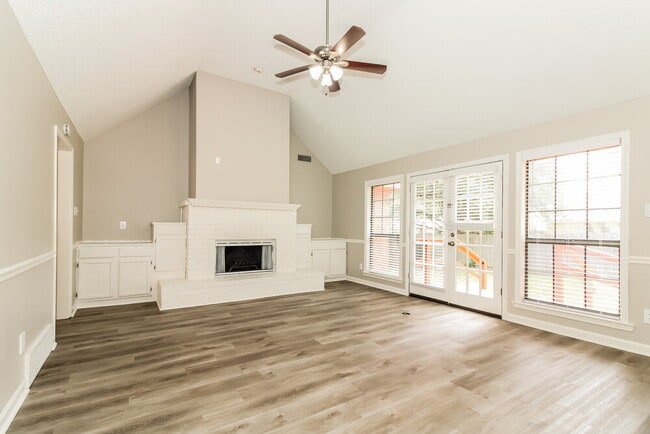 Photo - 5659 Riverhead Ave