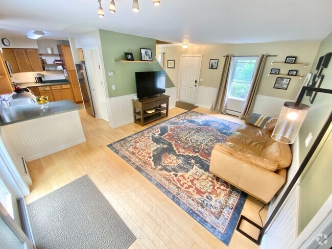Building Photo - 3 Bedroom Home Colchester Available 8/15th!