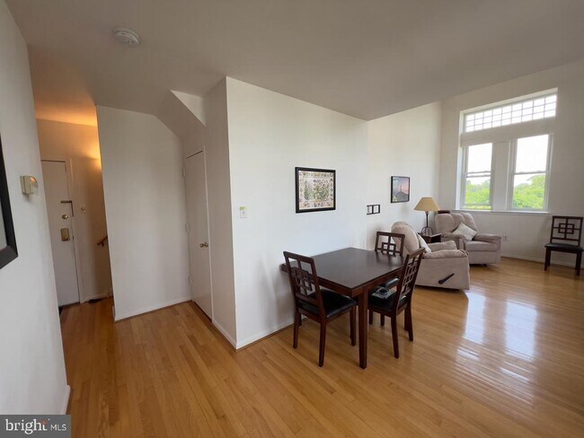 Photo - 825 N 29th St Unidad 5AA