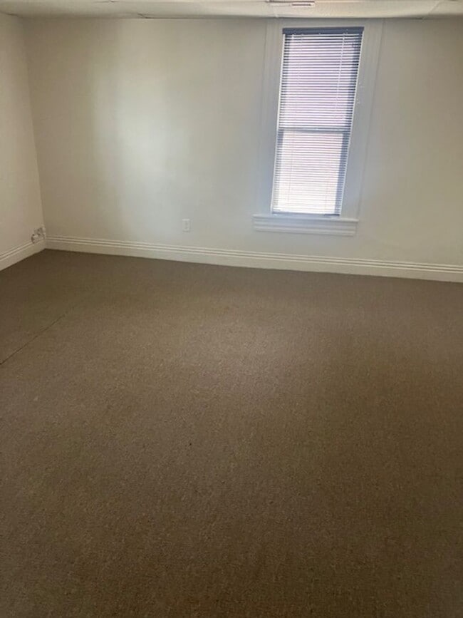 Building Photo - 803 E Washington St