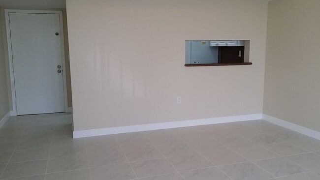 Living Room / Dining Room - 8520 SW 133rd Avenue Rd Unit 224