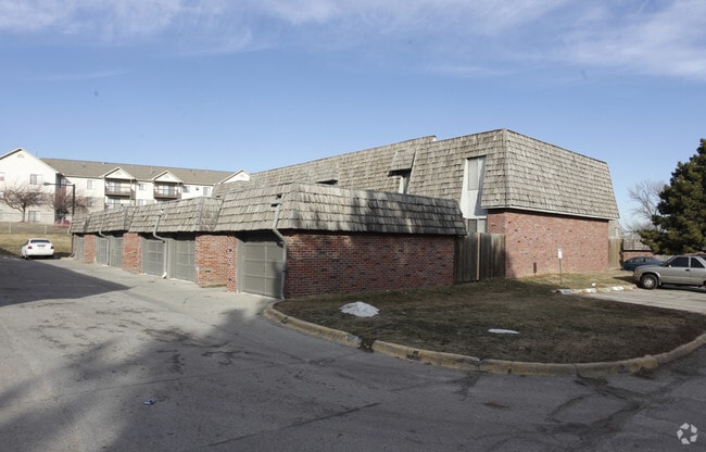 Wentworth USA - The Pines at Q Plaza Apartments