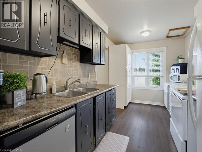 Photo - 500 Osgoode Dr