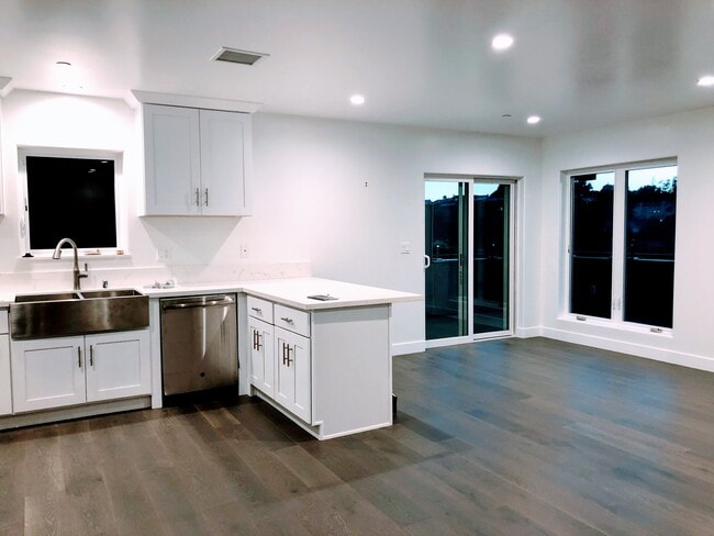 Large great room. - 2154 Fargo St