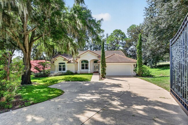 118 W Magnolia Ave