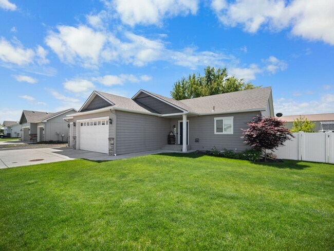 Photo - Beautiful home 5MILE/Big Yard & Garage