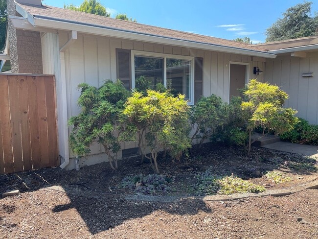 Photo - $300 OFF 1st Month's RENT!! - East Medford...