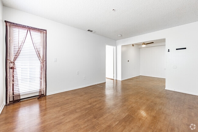 1BR, 1BA - 570SF - Living Room