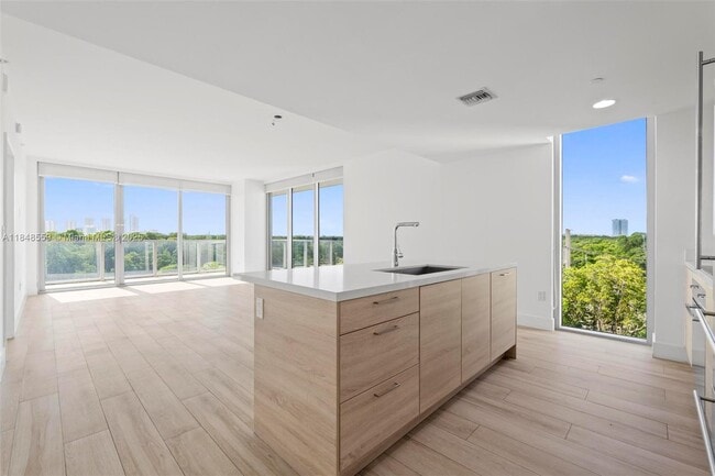 Building Photo - 16385 Biscayne Blvd Rental