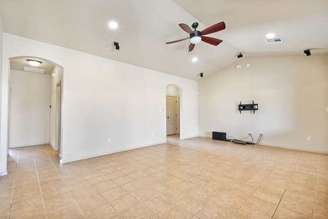 Photo - Spacious 4 Bedroom 2 Bath House near Restaurants