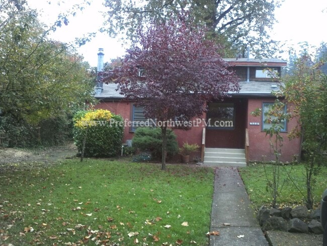 Building Photo - 3 Bedroom, 1.5 Bath Home Near University
