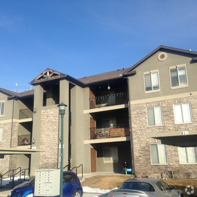Building Photo - Move In Special For Eagle Mountain Condo!