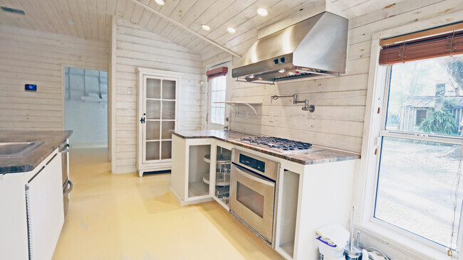 Kitchen, Stove, Oven - 7201 NW 125th Street Rd Rental
