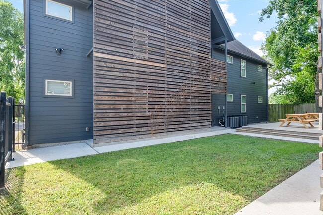 Building Photo - 3426 Tuam St Unit A