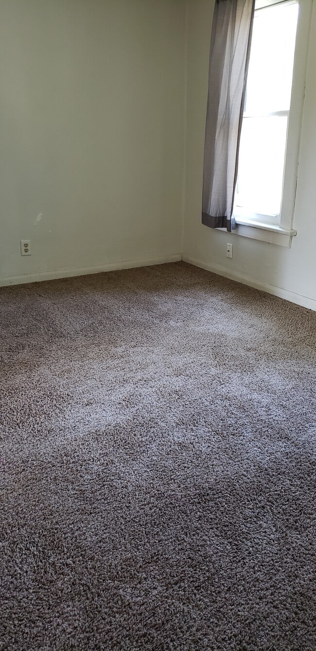 Bedrooms have newer carpet - 819 Hawthorne Ave