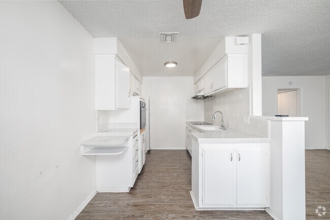 1BR, 1BA - 750SF - Kitchen