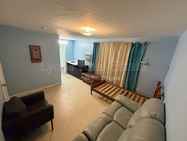 653 Howells Cir Dr