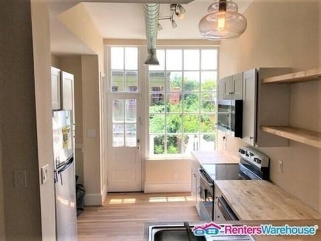 Building Photo - 1521 W Lombard St Unit 2 Rental
