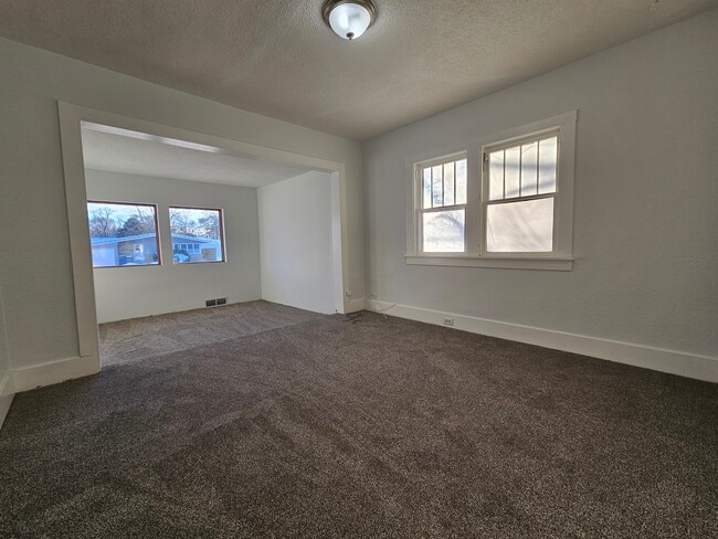 Photo - 515 E 11th St