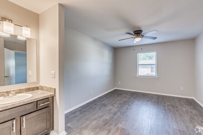 Upgraded 1Br, 1BA - 650SF Bedroom