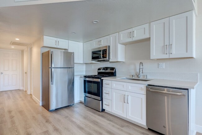 Building Photo - 471 Jefferson Blvd Unit 1