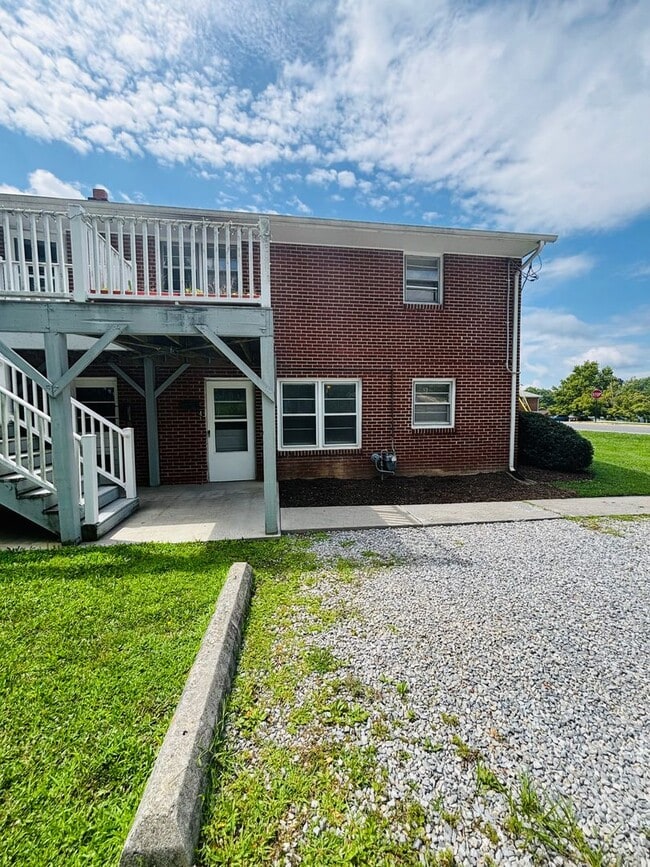 Building Photo - 208 Broce Dr Unit 4