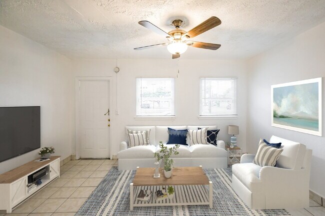 Building Photo - Newly renovated studio apartment in Hollywood, Florida Unit B