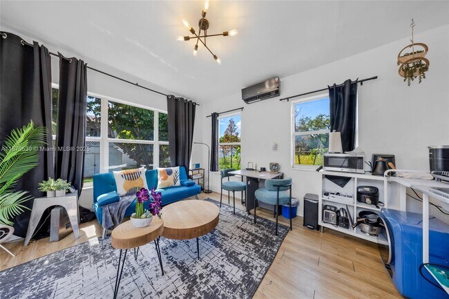 Photo - 910 NE 81st St Unit R