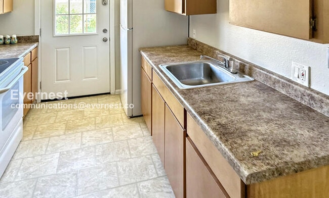 Photo - 825 E 5th St Unit B