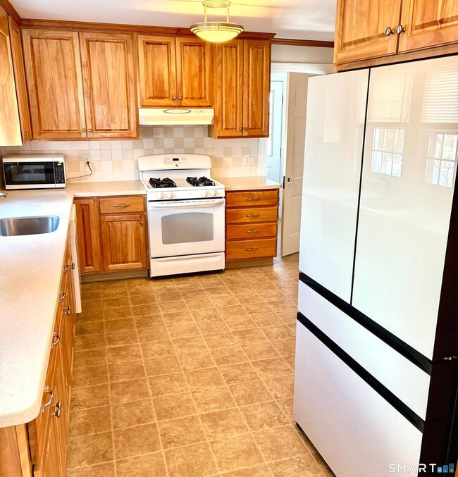 Photo - 302 Quaker Ln N