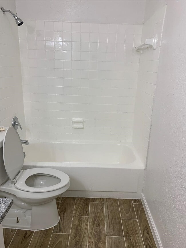 Building Photo - 5625 Antoine Dr Unit 1013