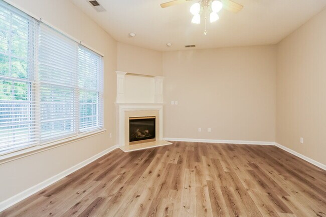 Photo - 15541 De Havilland Dr