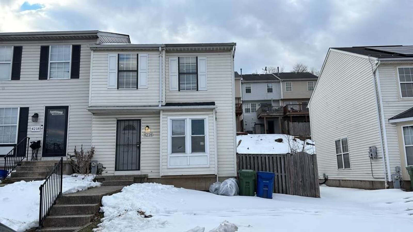 BEAUTIFUL, LARGE 3 BEDROOM RE-MODELED TOWN HOME! END OF GROUP HUGE FENCED IN YARD WITH A DECK! IT... - BEAUTIFUL, LARGE 3 BEDROOM RE-MODELED TOWN HOME! END OF GROUP HUGE FENCED IN YARD WITH A DECK! IT...