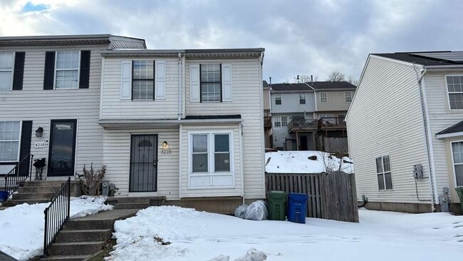 Building Photo - BEAUTIFUL, LARGE 3 BEDROOM RE-MODELED TOWN HOME! END OF GROUP HUGE FENCED IN YARD WITH A DECK! IT...