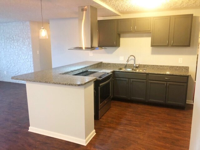 Photo - 5911 W 46th St