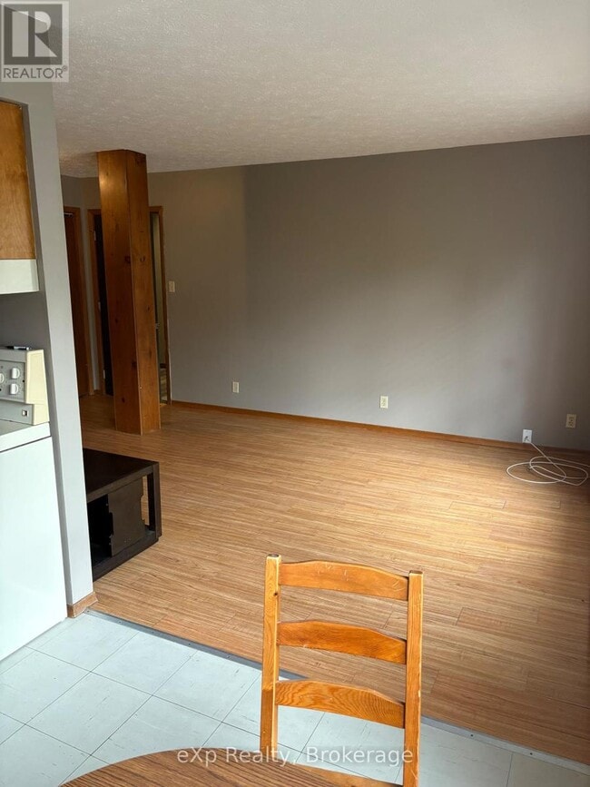 Photo - 28 Absalom St W Unité 1