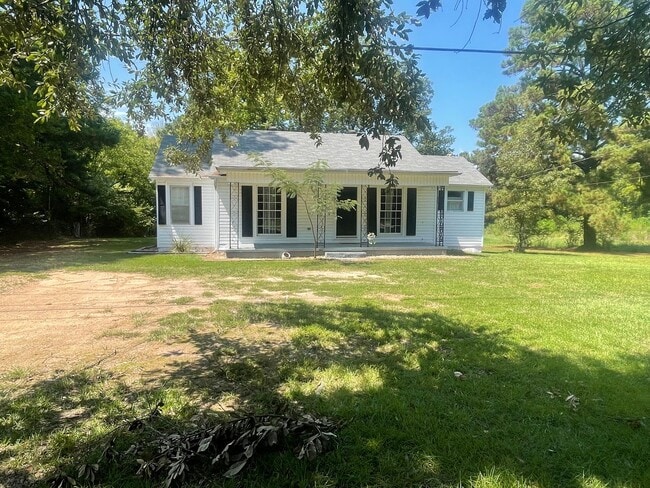 Building Photo - Country Feel In The City! A Must See! Rental