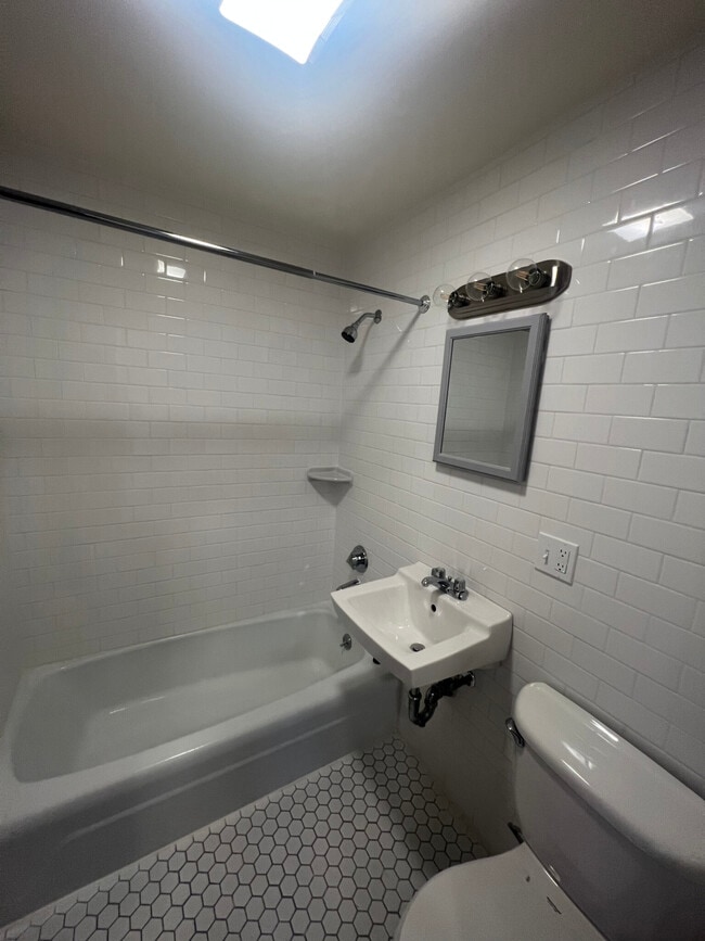 Photo - 172 N Beacon St Unidad 3