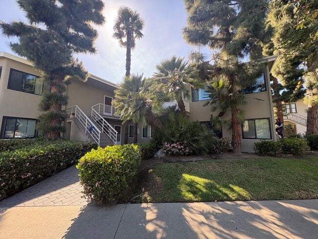 Building Photo - Charming 1 Bed / 1 Bath in Historic Bluff Park – Just One Block from the Beach! Unit 02