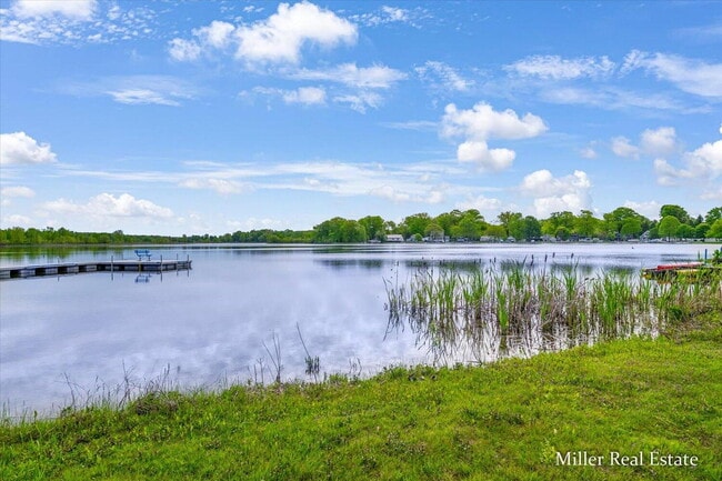 Photo - "Charming 3-Bedroom Lakehouse retreat with Spacious 2128 Sq Ft Layout in Hastings, MI!"