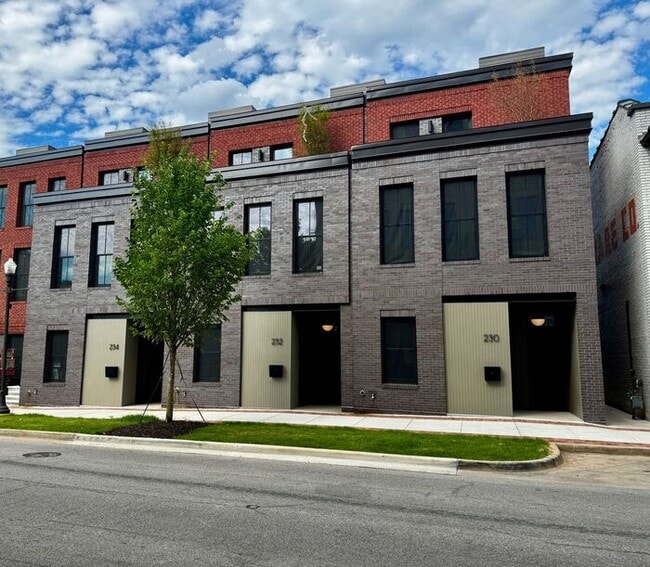 Building Photo - Luxury in the Heart of Huntsville