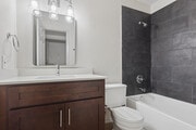 1 habitación, 1 baño - 688 pies cuadrados - Baño