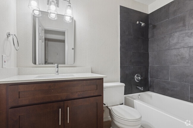 1BR, 1BA - 688SF - Bathroom - Vista Isle Apartments