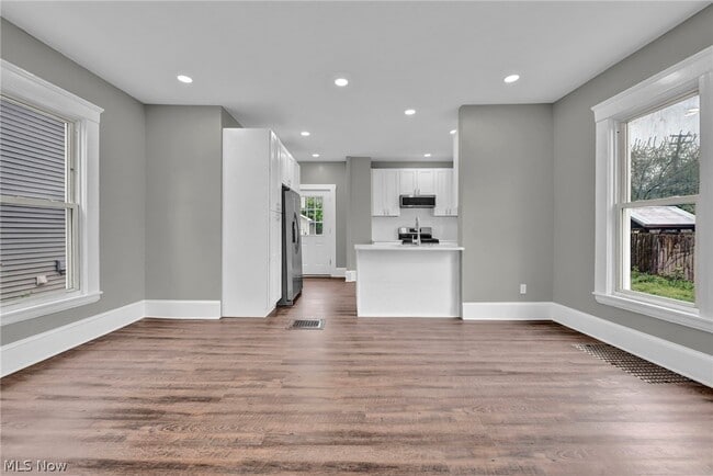 Building Photo - 2221 E 97th St