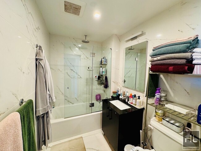 Photo - Gorgeous 1 bedroom with private balcony & laundry hookup Unidad 705